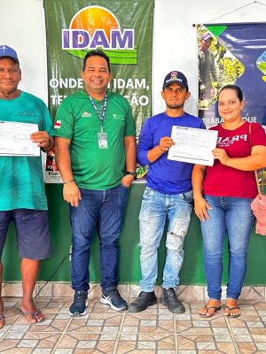 Agricultores familiares de Envira (distante 1.208 quilômetros de Manaus) foram beneficiados com a entrega de R$ 61 mil em crédito rural e 36 documentos rurais viabilizados pelo Governo do Amazonas, por meio do Instituto de Desenvolvimento Agropecuário e Florestal Sustentável do Estado do Amazonas (Idam). Os trabalhadores beneficiados atuam nas produções de mandioca, abacaxi, pupunha, banana e, também, na pecuária.