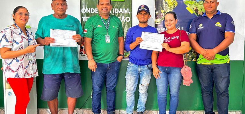 Agricultores familiares de Envira (distante 1.208 quilômetros de Manaus) foram beneficiados com a entrega de R$ 61 mil em crédito rural e 36 documentos rurais viabilizados pelo Governo do Amazonas, por meio do Instituto de Desenvolvimento Agropecuário e Florestal Sustentável do Estado do Amazonas (Idam). Os trabalhadores beneficiados atuam nas produções de mandioca, abacaxi, pupunha, banana e, também, na pecuária.