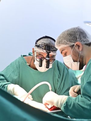A articulação rápida e coordenada entre as secretarias de Saúde do Amazonas (SES-AM), do Acre (SES-AC) e de Rondônia (SES-RO) e da prefeitura de Envira garantiu uma nova chance de vida a um paciente de 61 anos, morador do município, a 1.208 quilômetros de Manaus. Elson Wanderley de França foi submetido a um transplante de fígado na segunda-feira (05/05), em Rio Branco (AC), após uma operação de 30 horas que se transformou em uma corrida contra o tempo, desde o momento em que o doador do órgão foi identificado pela Central de Transplantes, na tarde de domingo.