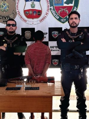 A Polícia Civil do Amazonas (PC-AM), por meio da 66ª Delegacia Interativa de Polícia (DIP) de Envira (a 1.208 quilômetros de Manaus), em ação integrada com a Polícia Militar do Amazonas (PMAM), prendeu em flagrante, na quarta-feira (18), um homem, de 48 anos, por cárcere privado e posse ilegal de arma de fogo contra a sua companheira, de 44 anos. A prisão ocorreu no município.