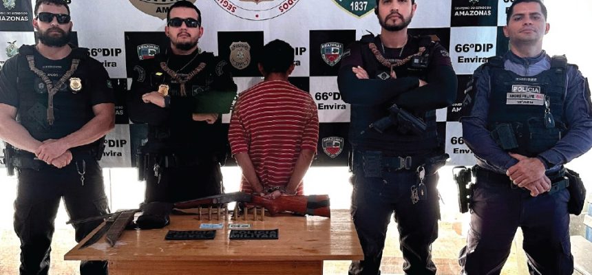 A Polícia Civil do Amazonas (PC-AM), por meio da 66ª Delegacia Interativa de Polícia (DIP) de Envira (a 1.208 quilômetros de Manaus), em ação integrada com a Polícia Militar do Amazonas (PMAM), prendeu em flagrante, na quarta-feira (18), um homem, de 48 anos, por cárcere privado e posse ilegal de arma de fogo contra a sua companheira, de 44 anos. A prisão ocorreu no município.