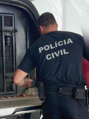 Policiais civis da 66ª Delegacia Interativa de Polícia (DIP) de Envira (a 1.208 quilômetros de Manaus) cumpriram, no domingo (24), mandado de prisão preventiva contra um homem, de 30 anos, investigado por injúria e ameaça no âmbito de violência doméstica contra sua ex-companheira, de idade não informada. Ele teria ameaçado matar e esquartejar a vítima.