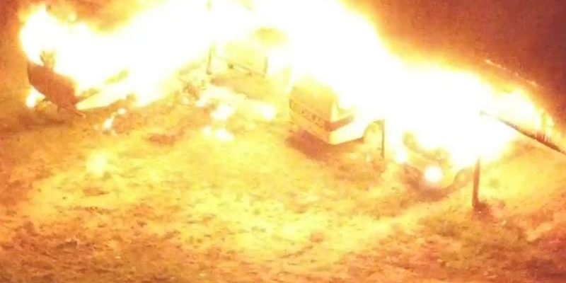 Carros e ônibus da Prefeitura de Envira (a 1.206 quilômetros de Manaus) foram incendiados na noite da segunda-feira (29), no bairro Concórdia. Segundo a Polícia Militar, os ataques ocorreram em diferentes pontos do município e são atribuídos a criminosos ligados ao tráfico de drogas.